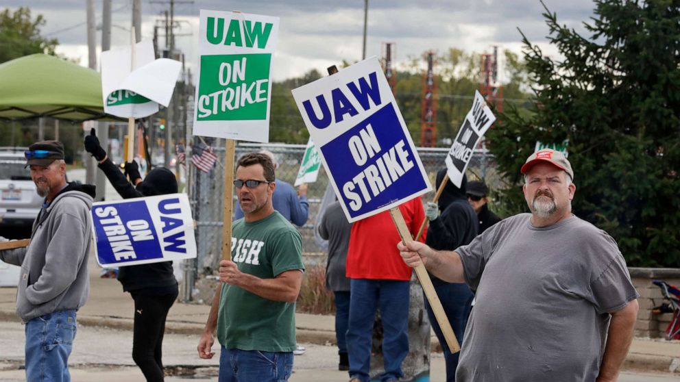 PHOTO: John Kirk, right, a 20-year-employee, pickets with co-workers outside the General Motors Fabrication Division, Oct. 4, 2019, in Parma, Ohio.