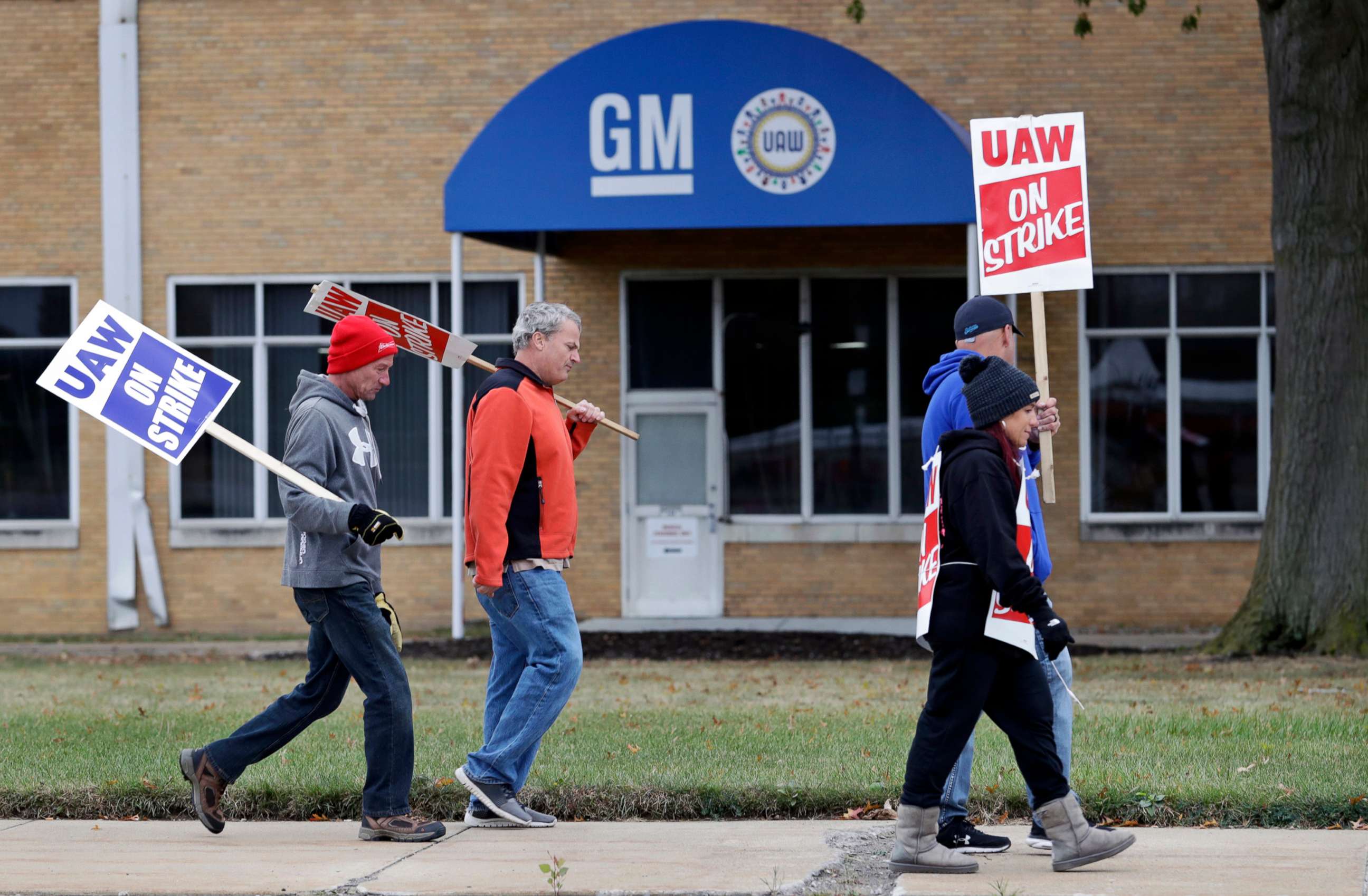 PHOTO: General Motors employees picket outside the General Motors Fabrication Division, Oct. 16, 2019, in Parma, Ohio.