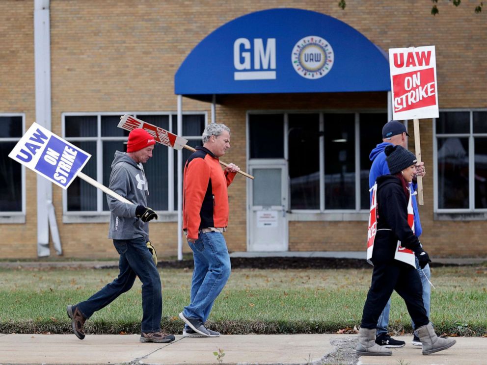 PHOTO: General Motors employees picket outside the General Motors Fabrication Division, Oct. 16, 2019, in Parma, Ohio.