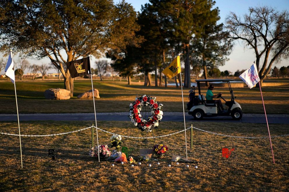 PHOTO: A golfer drives by a makeshift memorial at the Rockwind Community Links, on March 16, 2022, in Hobbs, N.M.