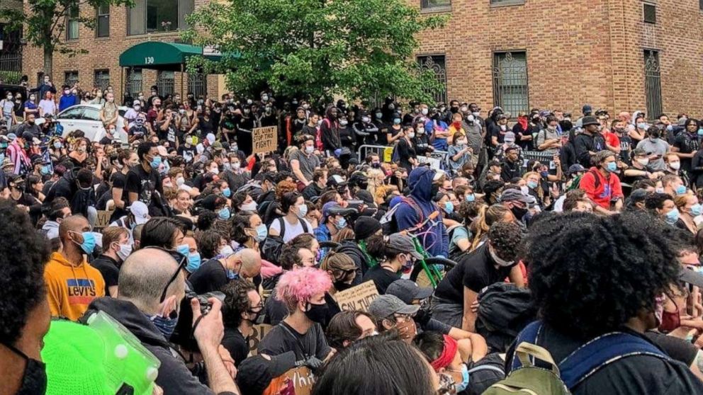 PHOTO: Hundreds of protesters took a knee outside of Gracie Mansion in Manhattan, where New York City Mayor Bill de Blasio lives, in a peaceful display on June 2, 2020 following the police death of George Floyd.