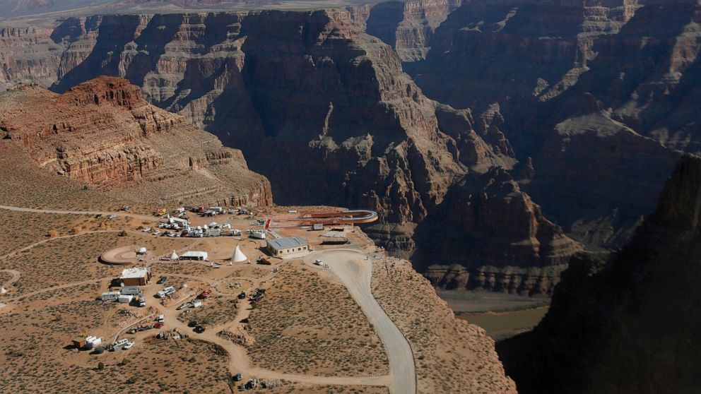 Man dies after falling 1,000 feet into Grand Canyon, 2nd death in park this week - ABC News