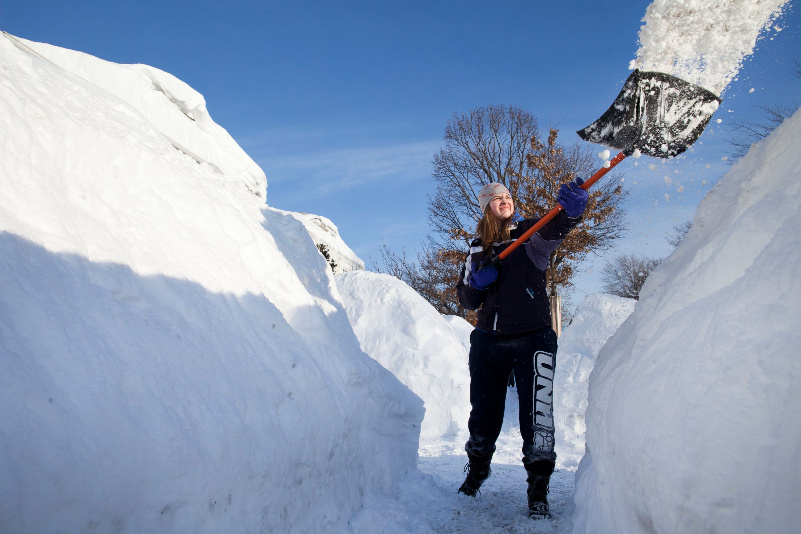 PHOTO: Simone Chuda,worked to remove snow from the sidewalks in front of her home in Cambridge, Mass., Feb. 15, 2015.
