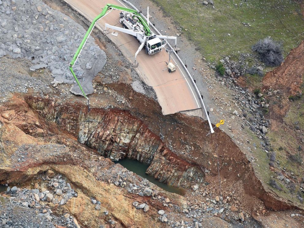 PHOTO: Crews work on a damaged section of the Oroville Dam in Oroville, California, Feb. 13, 2017.