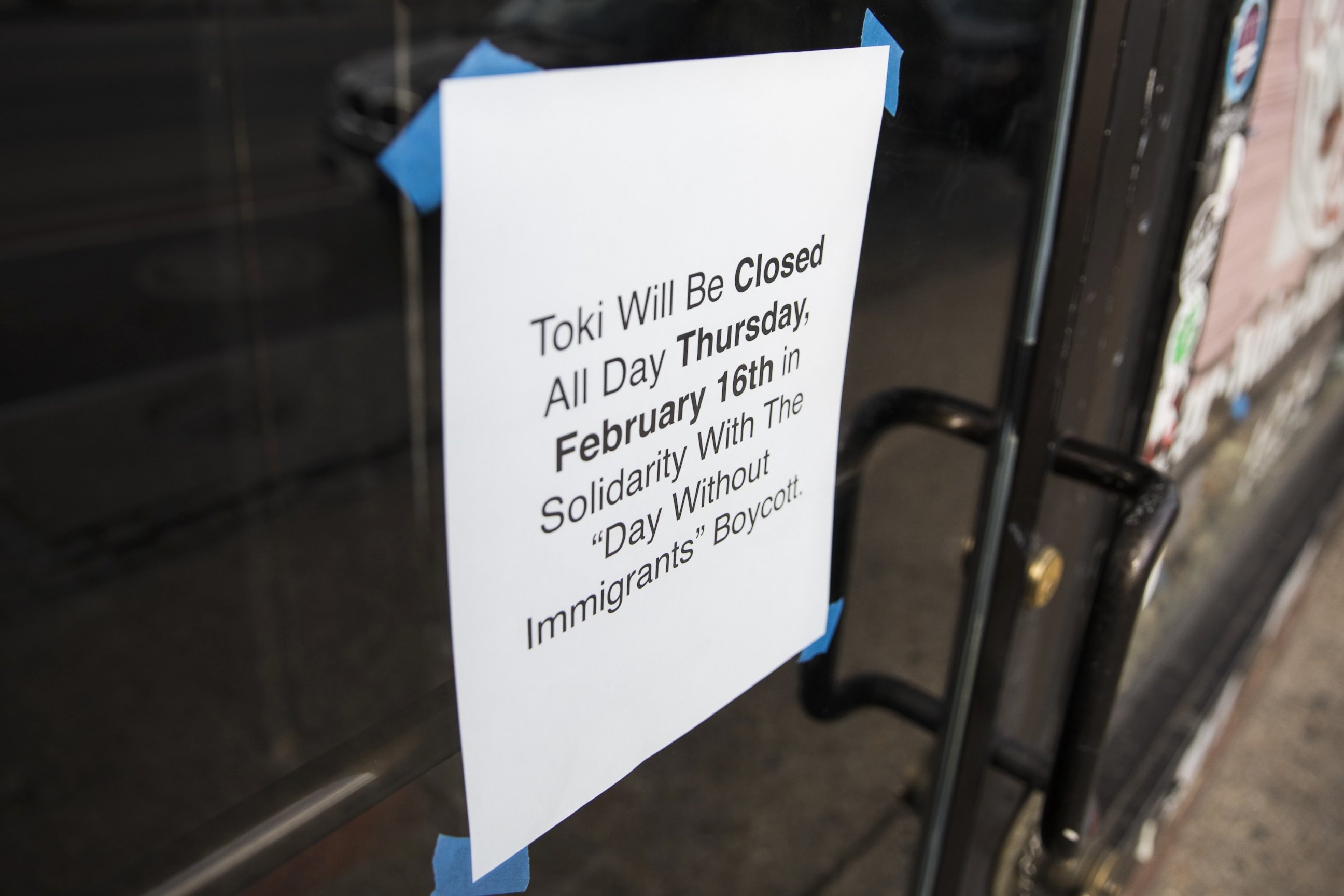 PHOTO: A sign is tapped to the door of a restaurant announcing it will be closed in order to support its staff that are participating in the "Day Without Immigrants" boycott against President Trumps immigration policies in Washington, Feb. 15, 2017.