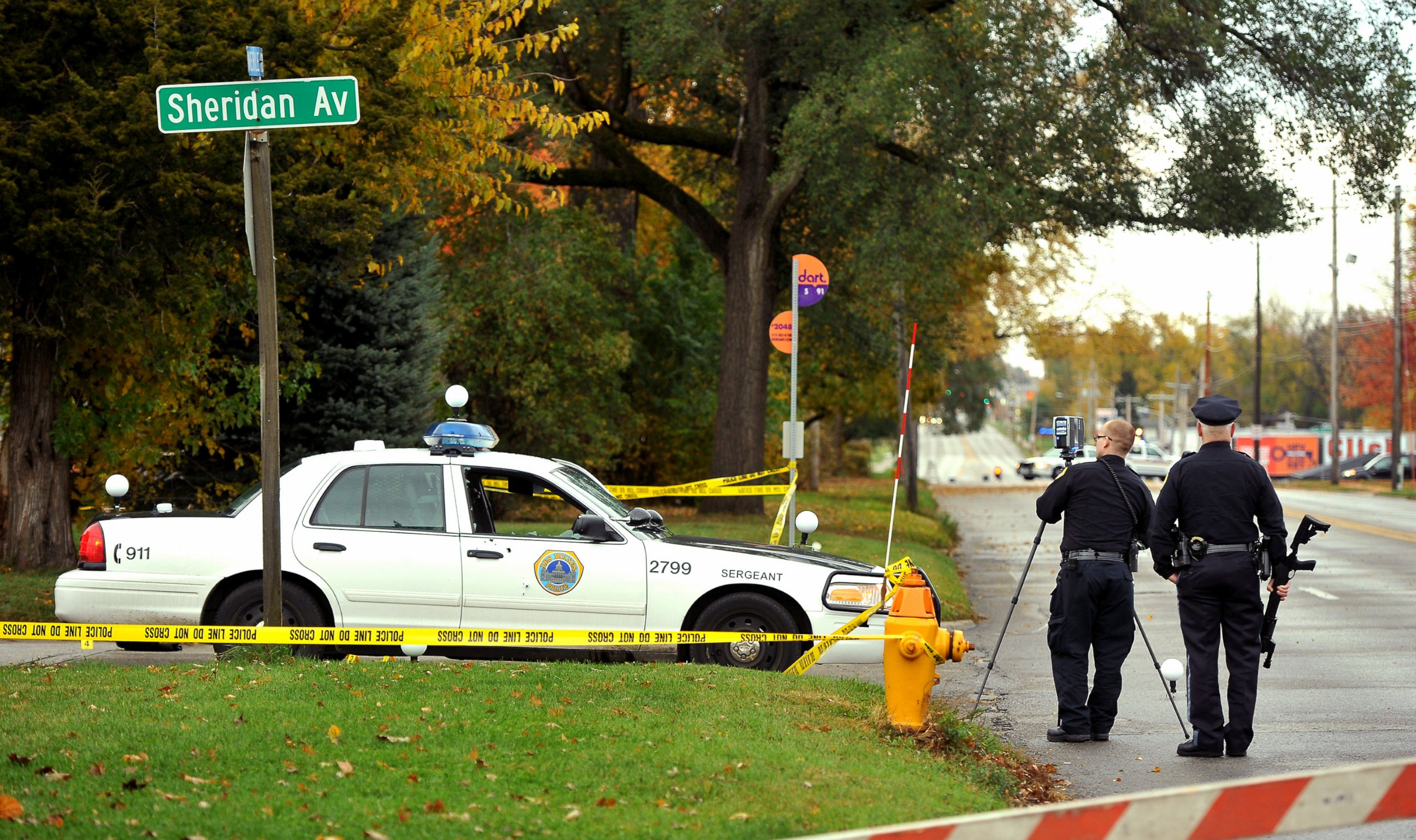 PHOTO: Officers secure the crime scene where a Des Moines police officer was shot and killed.