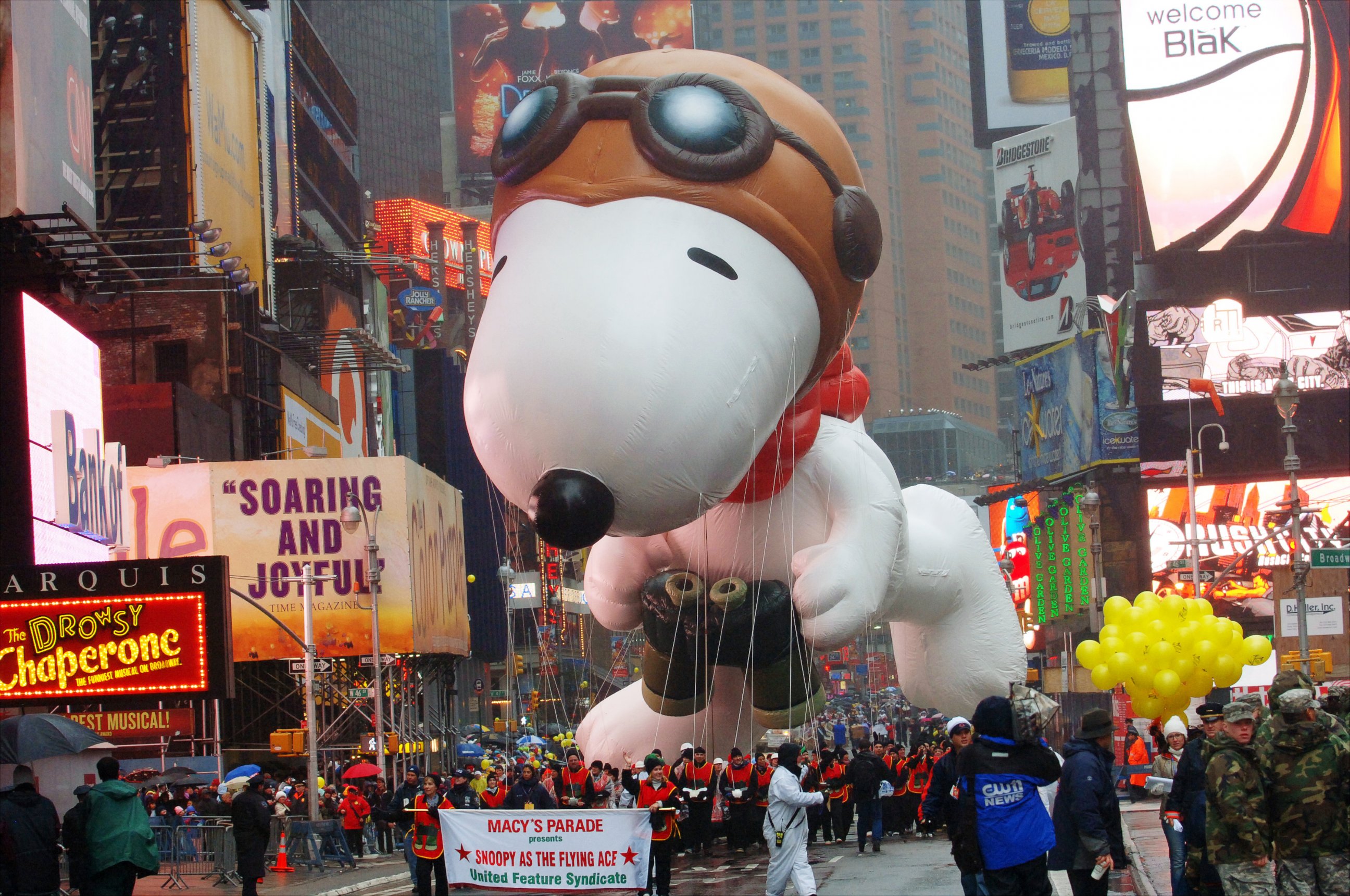 PHOTO: Handlers maneuver the new Snoopy balloon through Times Square during the 80th annual Macy's Thanksgiving Day Parade, Nov. 23, 2006.