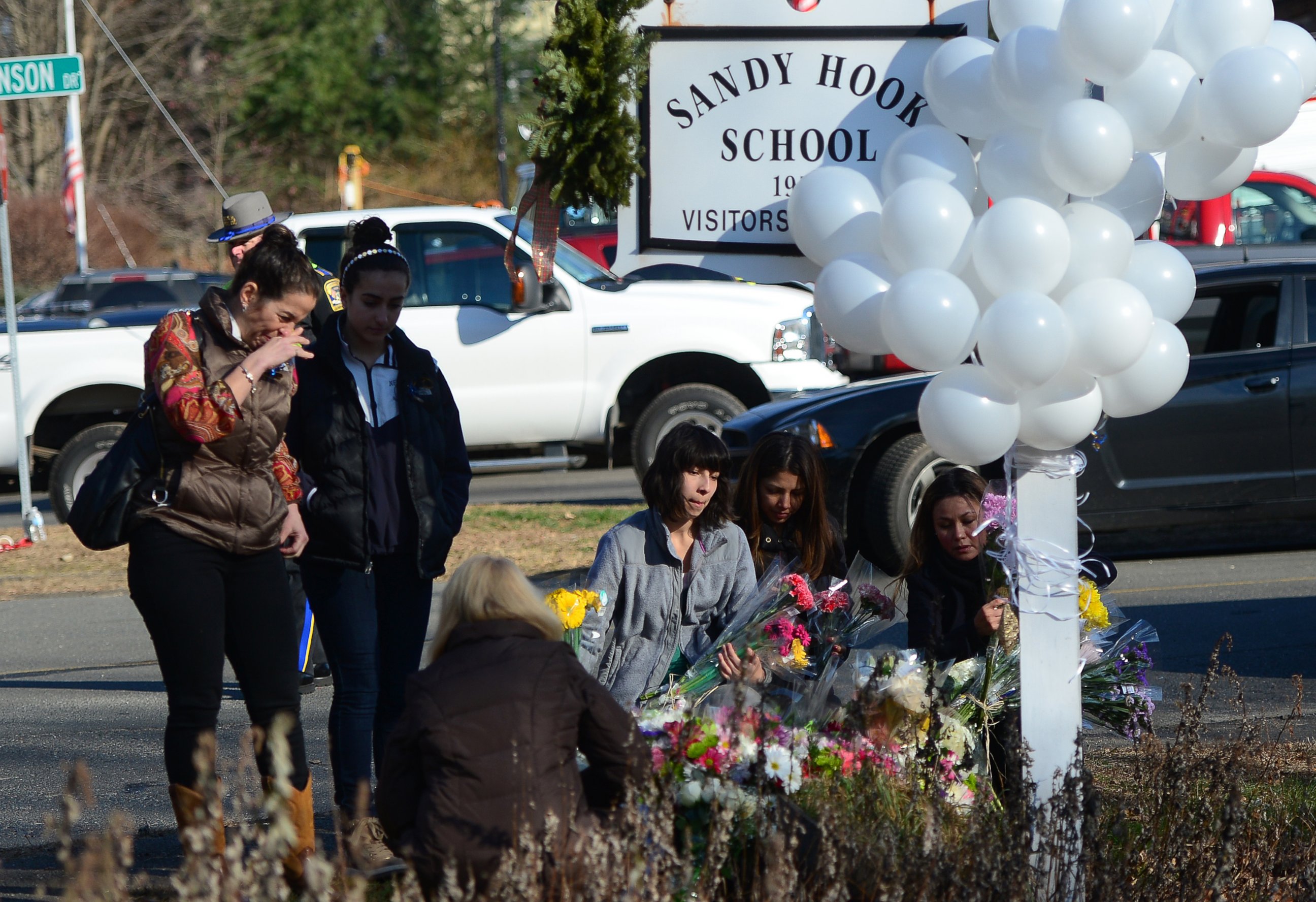 PHOTO: Residents pay tribute to the victims a mass shooting at Sandy Hook Elementary in Newtown, Conn., on Dec. 15, 2012. 