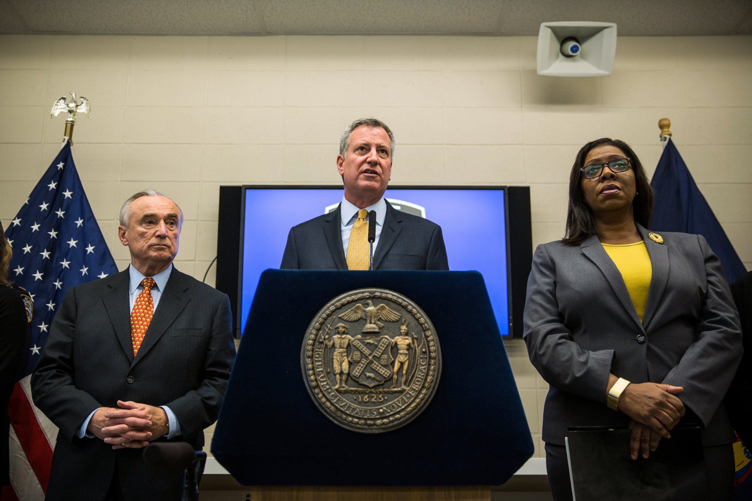 PHOTO: New York Police Department Commisioner Bill Bratton (L) and New York City Mayor Bill de Blasio speak about body cameras that the NYPD will begin using during a press conference, Dec. 3, 2014 in New York City. 