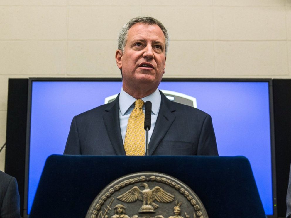 PHOTO: New York Police Department Commisioner Bill Bratton (L) and New York City Mayor Bill de Blasio speak about body cameras that the NYPD will begin using during a press conference, Dec. 3, 2014 in New York City.