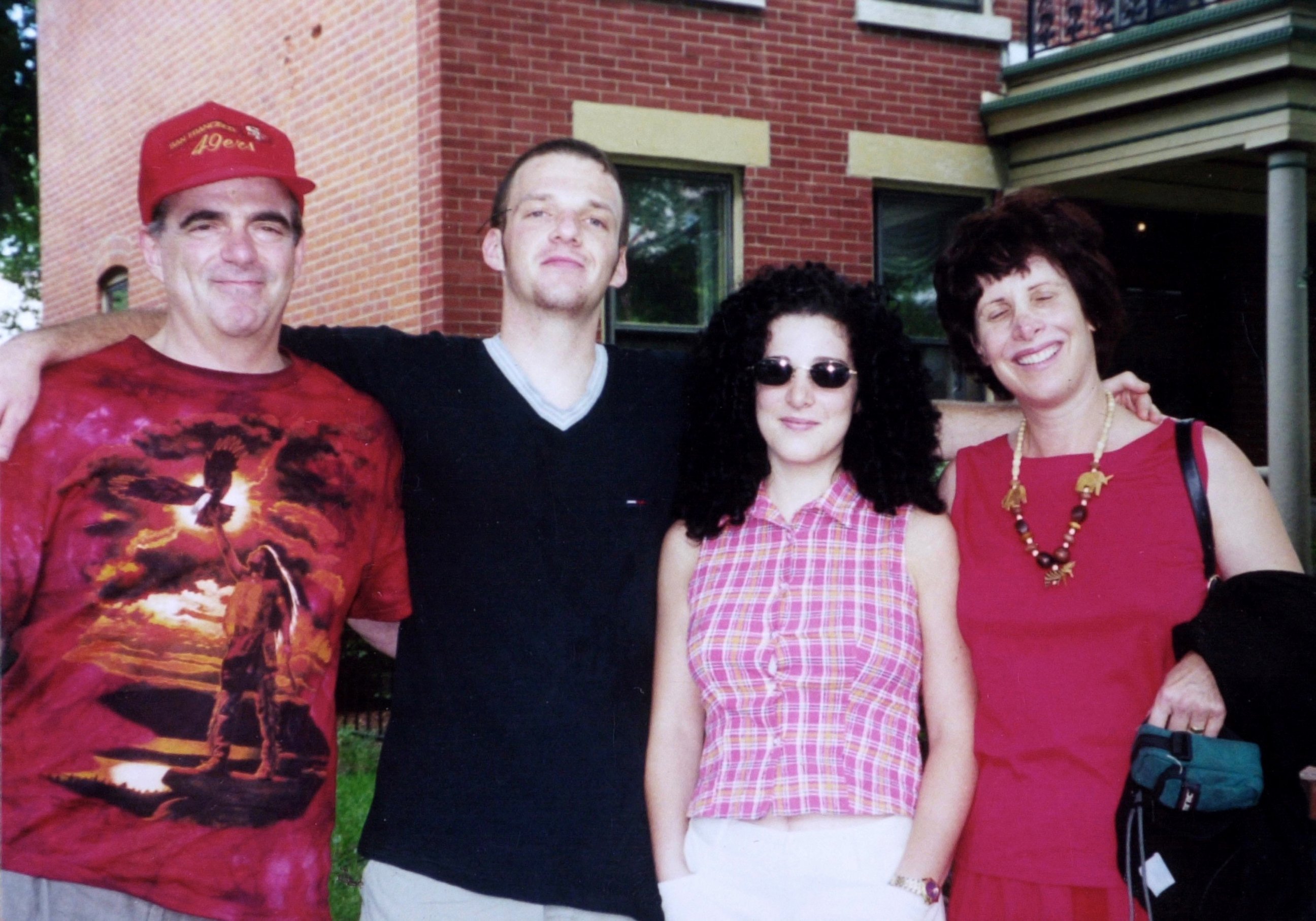 PHOTO: Missing Washington intern Chandra Levy (2R) w. her mother Susan (R), father Robert (L) and brother Adam (2L).