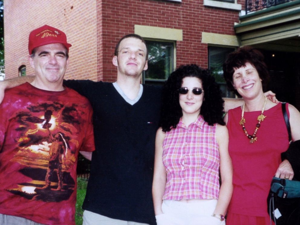 PHOTO: Missing Washington intern Chandra Levy (2R) w. her mother Susan (R), father Robert (L) and brother Adam (2L).