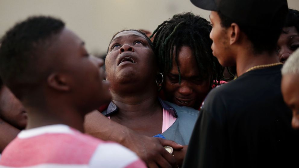Sheila Jones looks to the sky during a vigil for her daughter who was killed as she walked through her apartment complex July 27, 2016 in Chicago, Illinois.