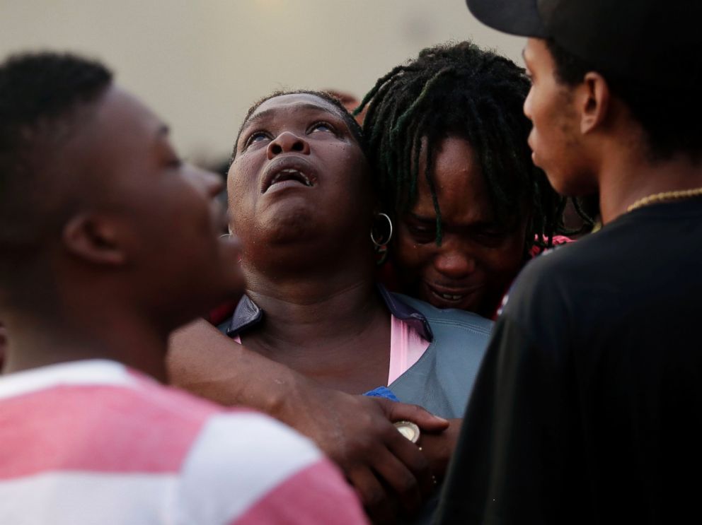 PHOTO: Sheila Jones looks to the sky during a vigil for her daughter who was killed as she walked through her apartment complex July 27, 2016 in Chicago, Illinois.