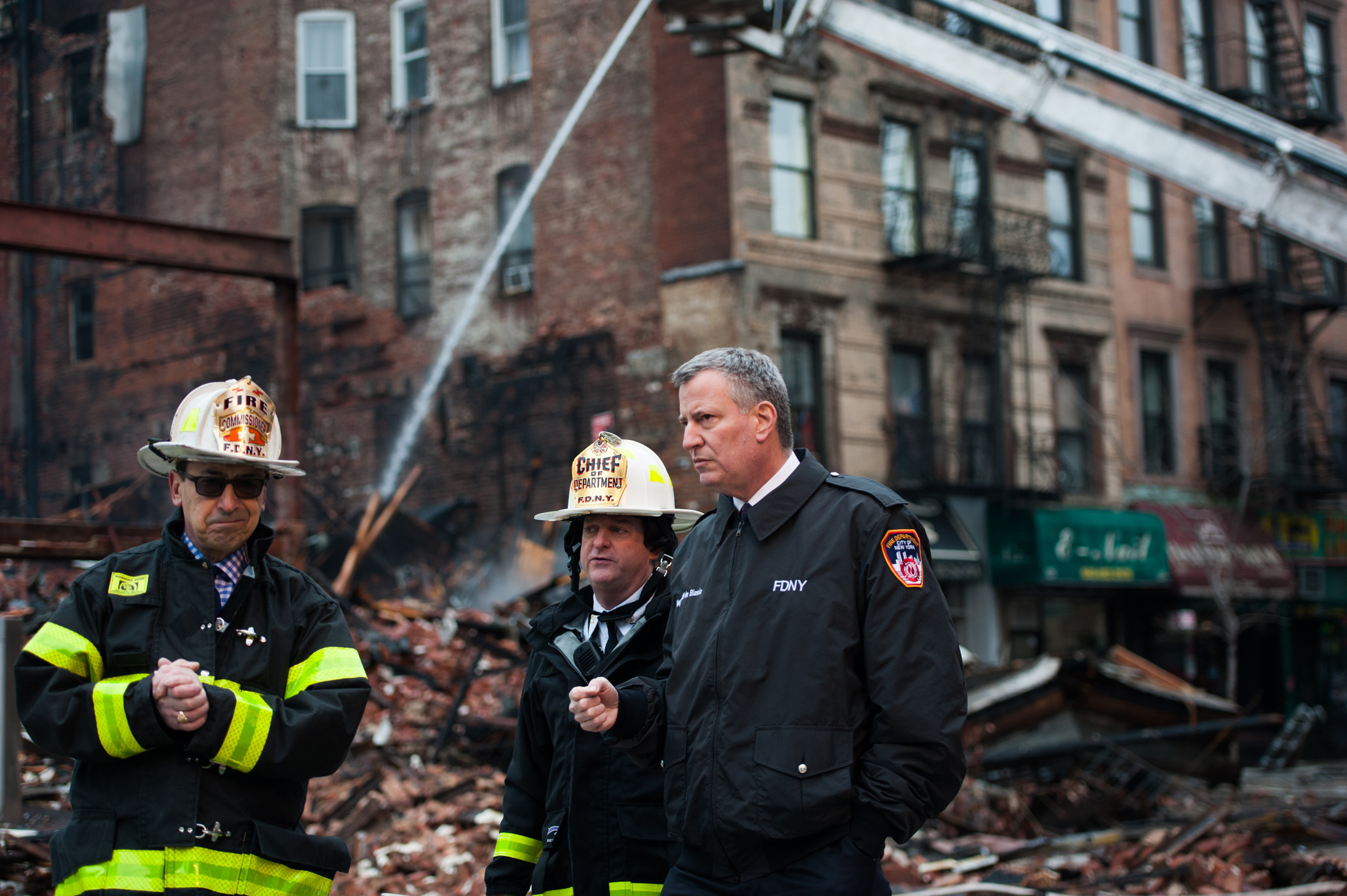 PHOTO: New York City Mayor Bill de Blasio visits the site of a seven-alarm fire that caused the collapse of two buildings and damage to two other buildings a day after the blaze took place, March 27, 2015.