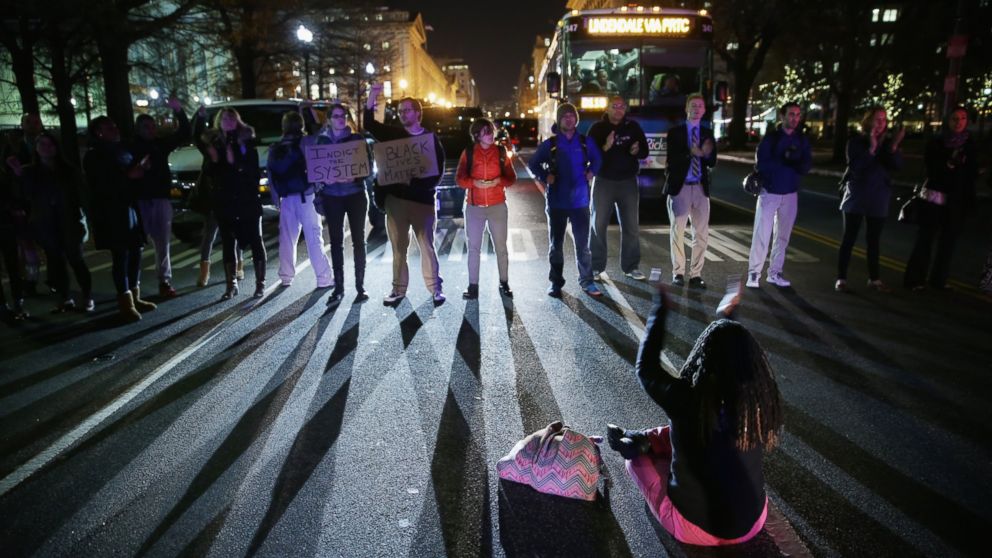 PHOTO: Demonstrators block traffic at 15th Street and Pennsylvania Avenue, NW, during a protest against a New York grand jury decision Dec. 3, 2014 in Washington, DC.