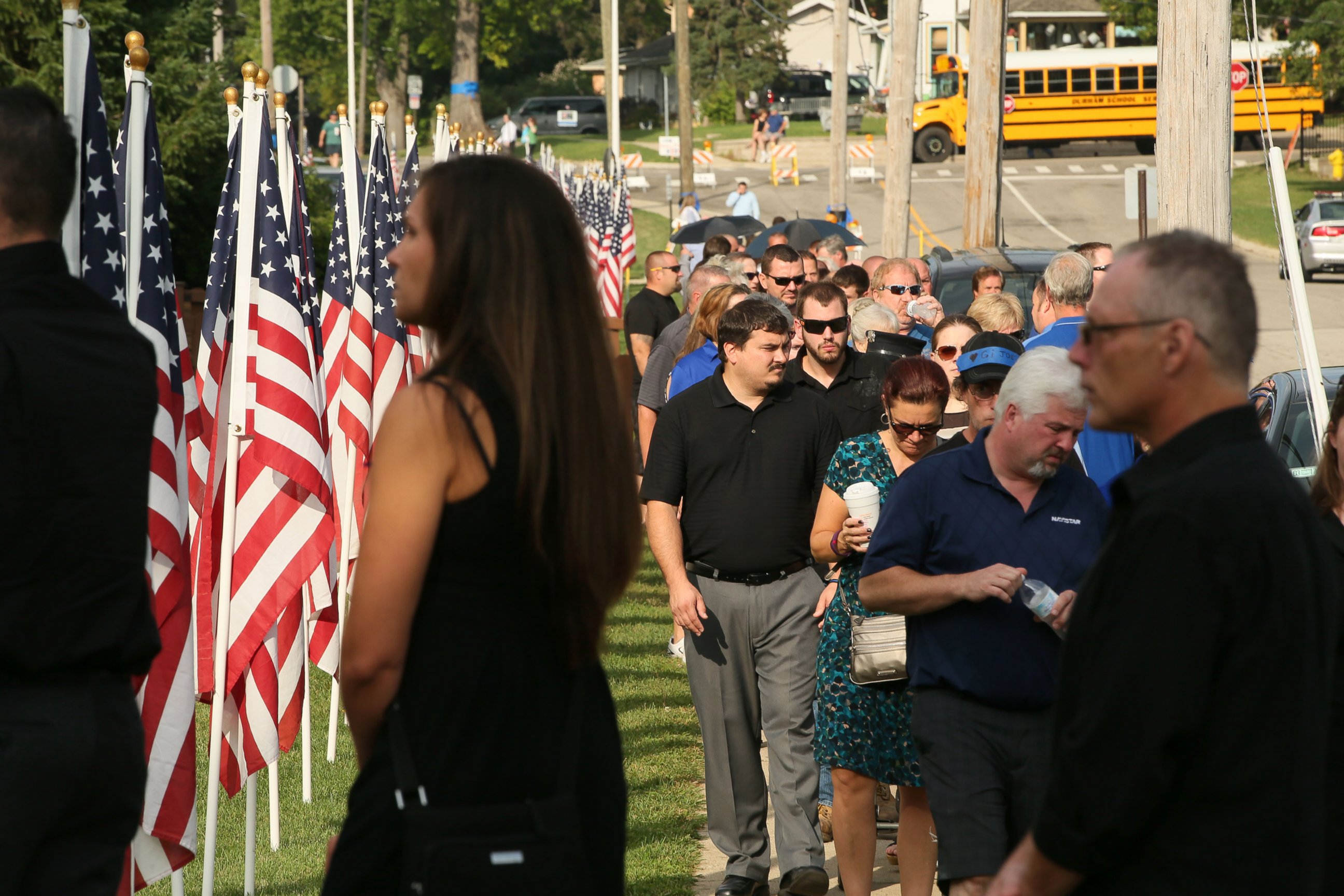 PHOTO: Hundreds of people get in line to pay their respects to slain Fox Lake police Lt. Charles Joseph Gliniewicz at Antioch Community High School on Monday, Sept. 7, 2015 in Antioch, Ill. 