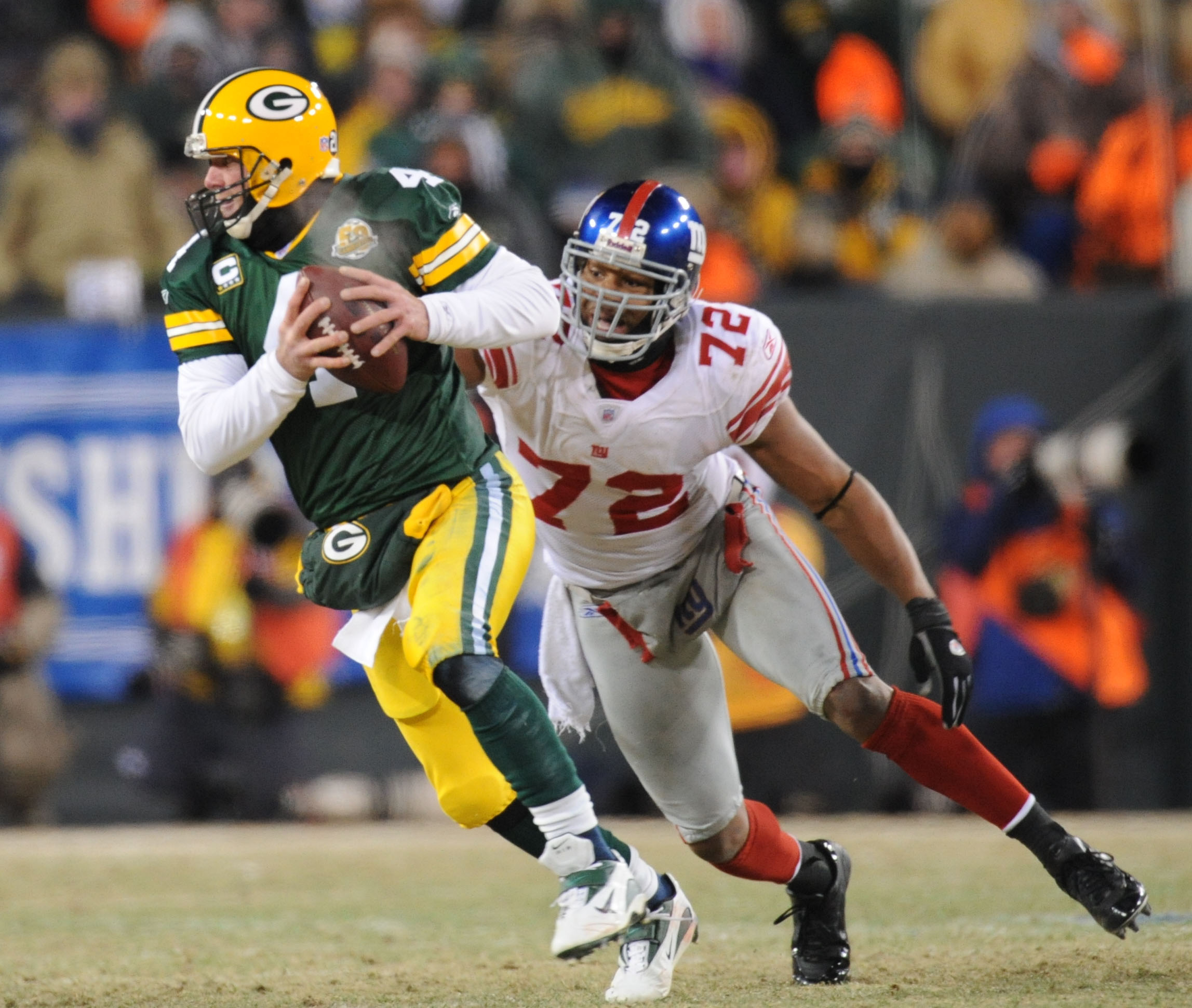 PHOTO: The New York Giants Osi Umenyiora against the Green Bay Packers Brett Favre at Lambeau Field Jan. 20, 2008 in Green Bay, Wisc. during the NFC Championship game.