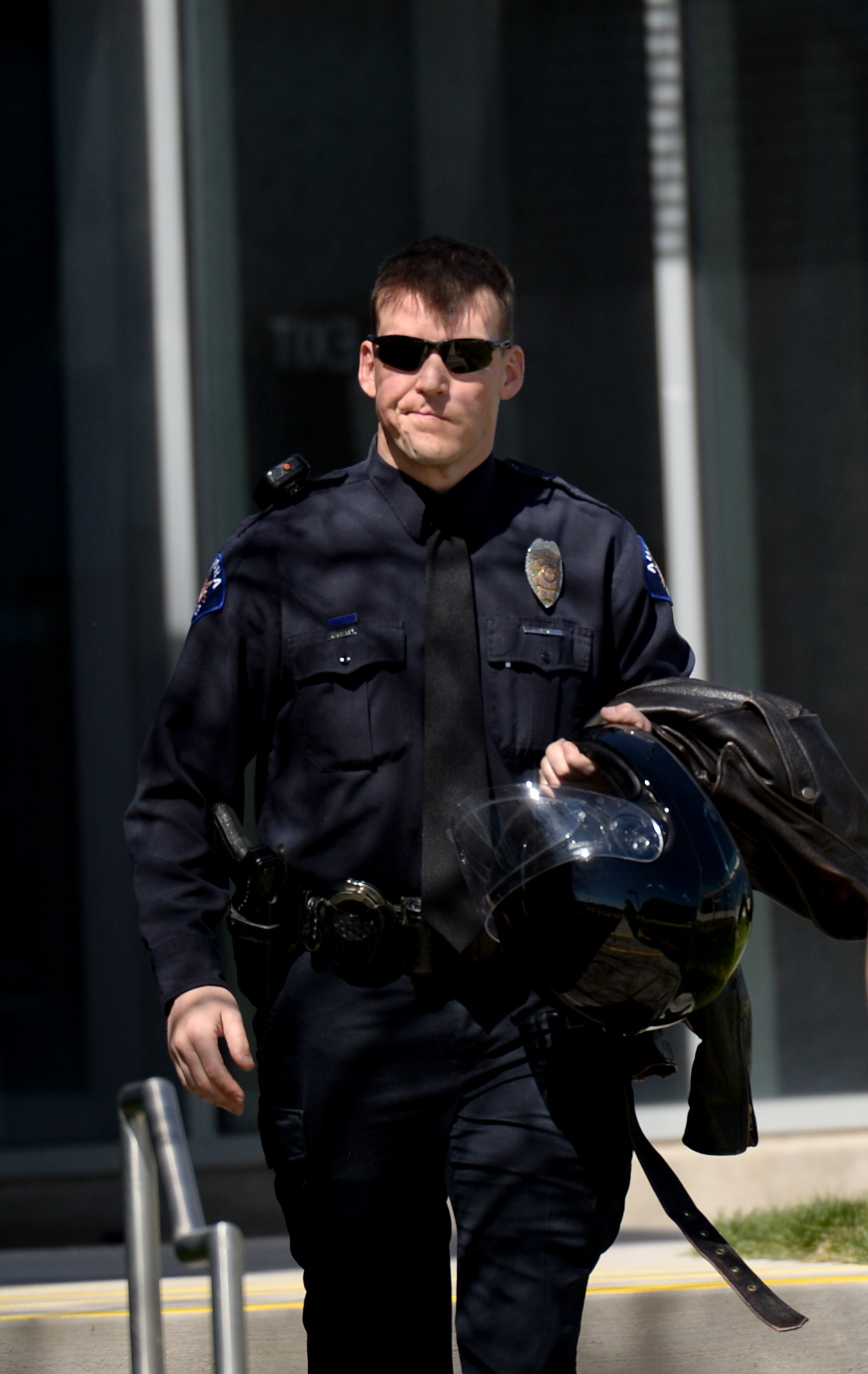 PHOTO: Aurora police officer Jason Oviatt leaves court after testifying in James Holmes' trial at the Arapahoe County Justice Center in Centennial, Colo., April 30, 2015.