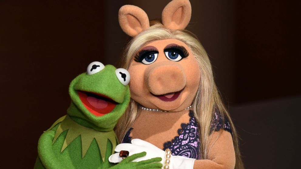 Kermit the Frog and Miss Piggy pose during Brooklyn Museum's Sackler Center First Awards at Brooklyn Museum on June 4, 2015 in New York City.  