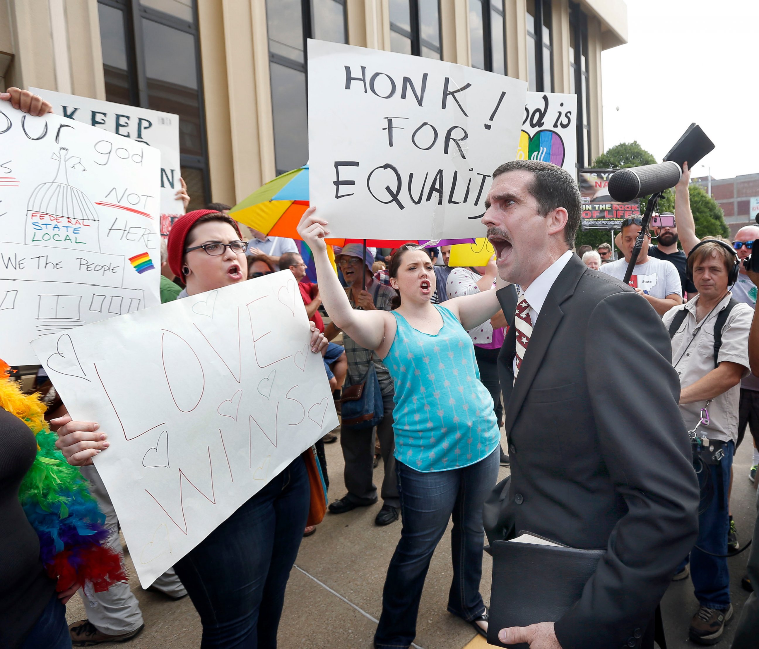 PHOTO: Street preacher Jeffrey Shook preaches to gay marriage supporters in front of the Carl D. Perkins Federal Building in Ashland, Ky., Sept. 3, 2015.