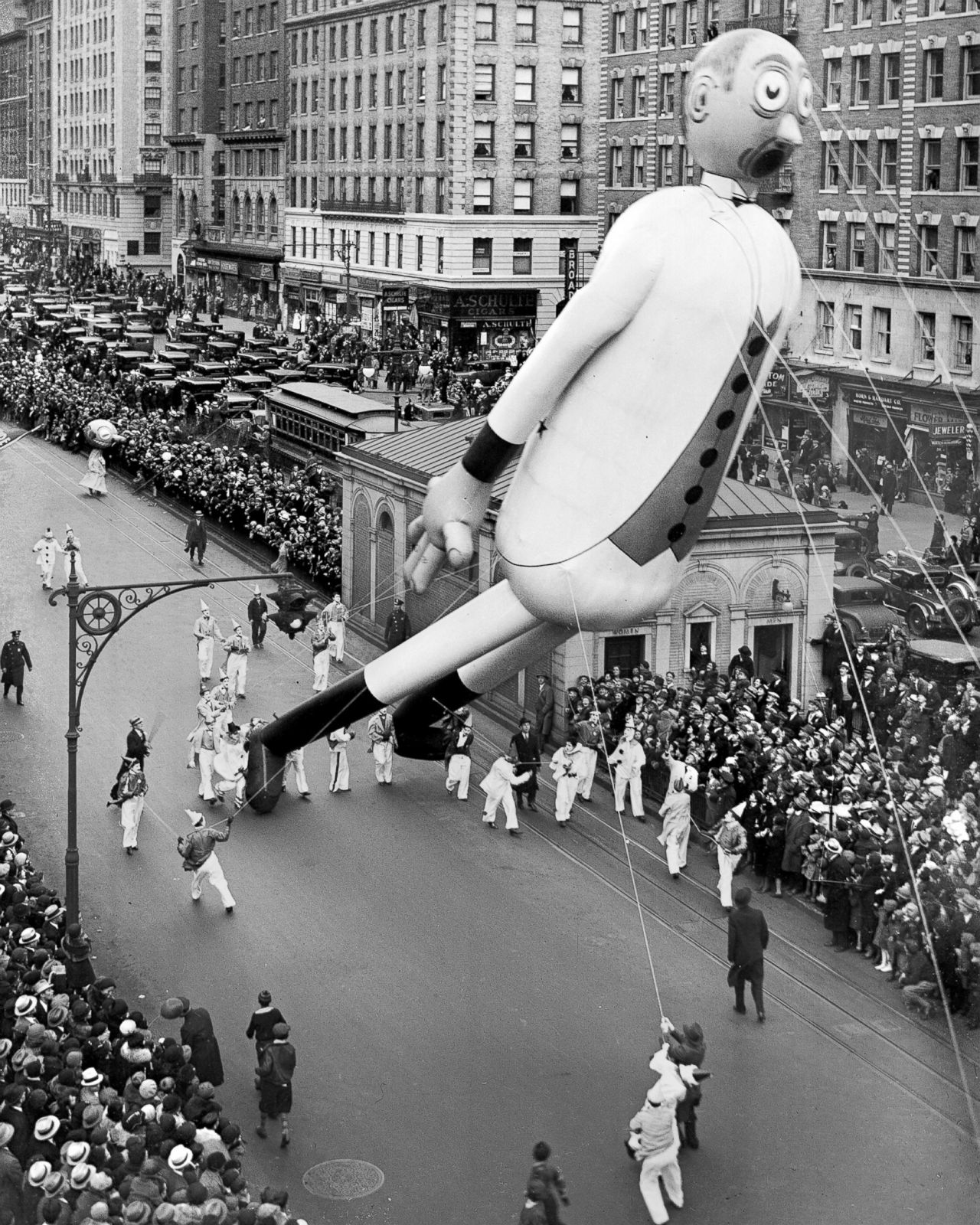 Macy S Thanksgiving Day Parade Through The Years Photos Abc News