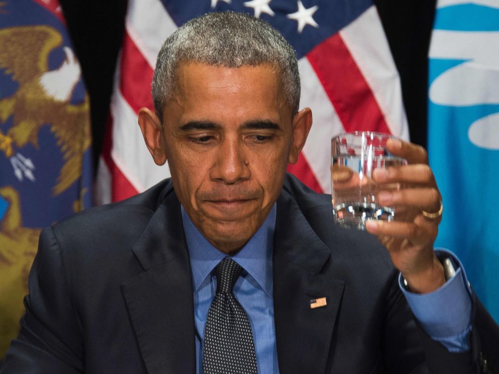 PHOTO: US President Barack Obama drinks filtered water during a meeting at the Food Bank of Eastern Michigan in Flint, Michigan, May 4, 2016.