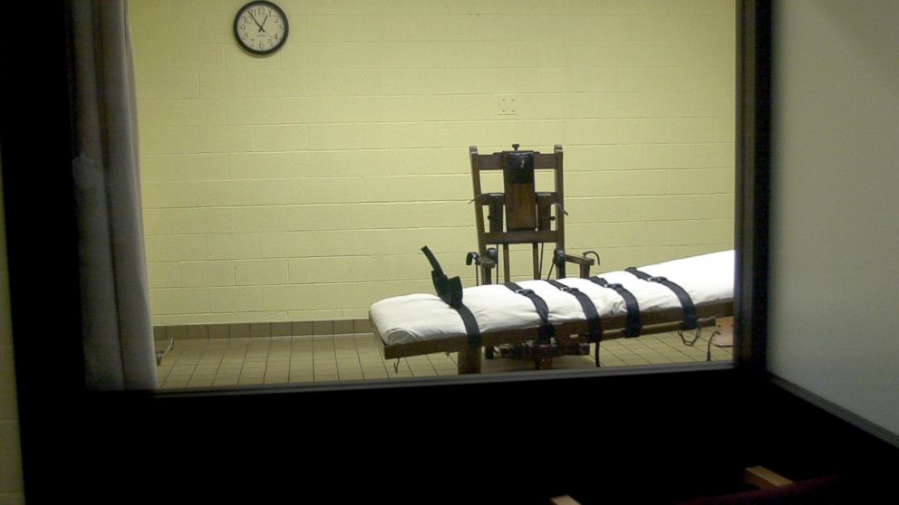 A view of the death chamber from the witness room at the Southern Ohio Correctional Facility shows an electric chair and gurney in this August 29, 2001 file photo. 