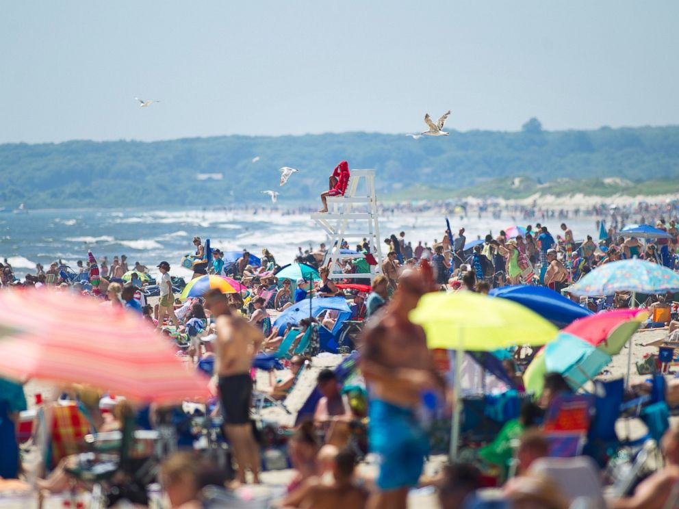 PHOTO: Beachgoers enjoy the weather at Horseneck Beach in Westport, Mass. on July 6, 2014.