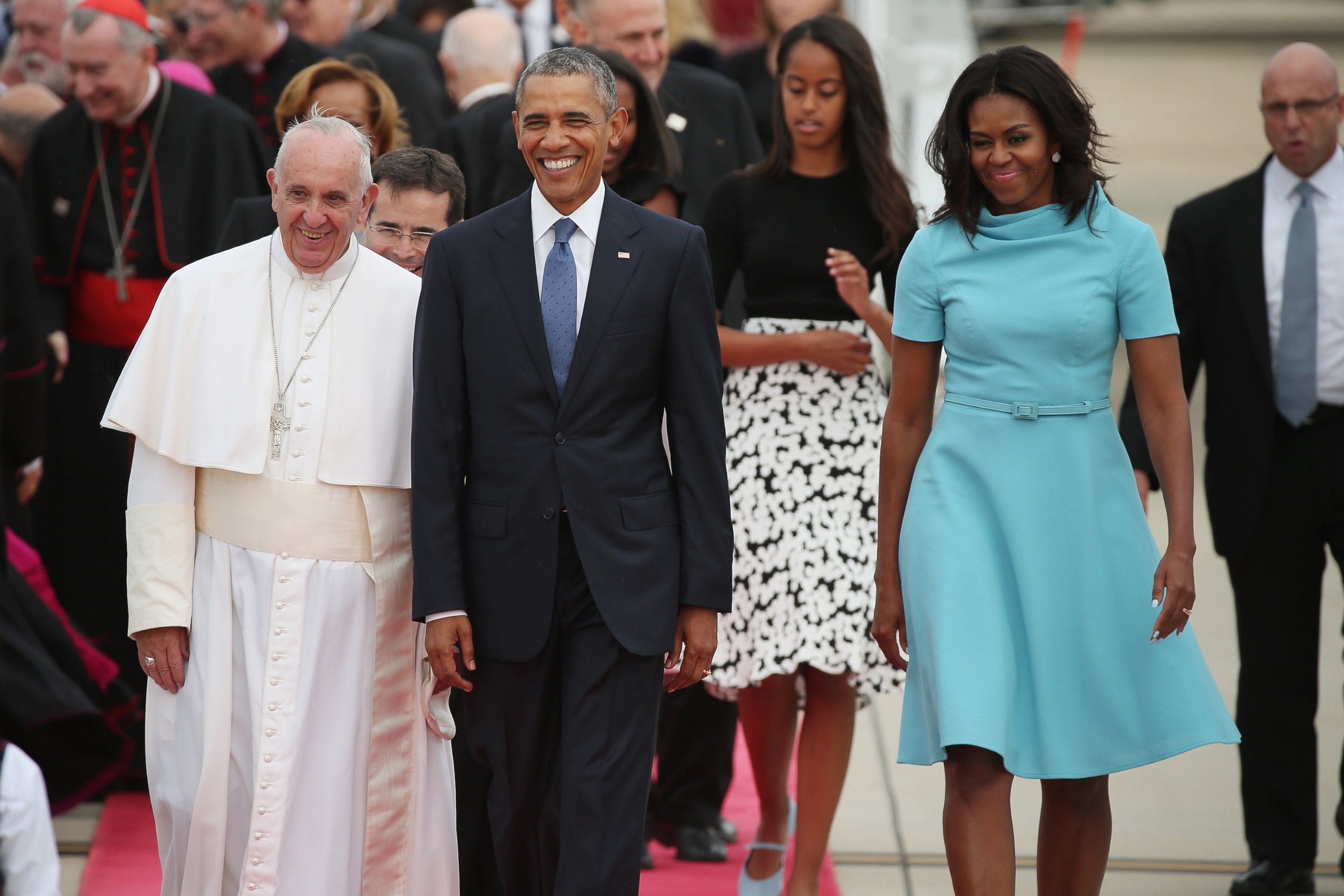 PHOTO: Pope Francis walks with President Barack Obama, Michelle Obama and their daughters after arriving from Cuba, Sept. 22, 2015 at Joint Base Andrews, Md.