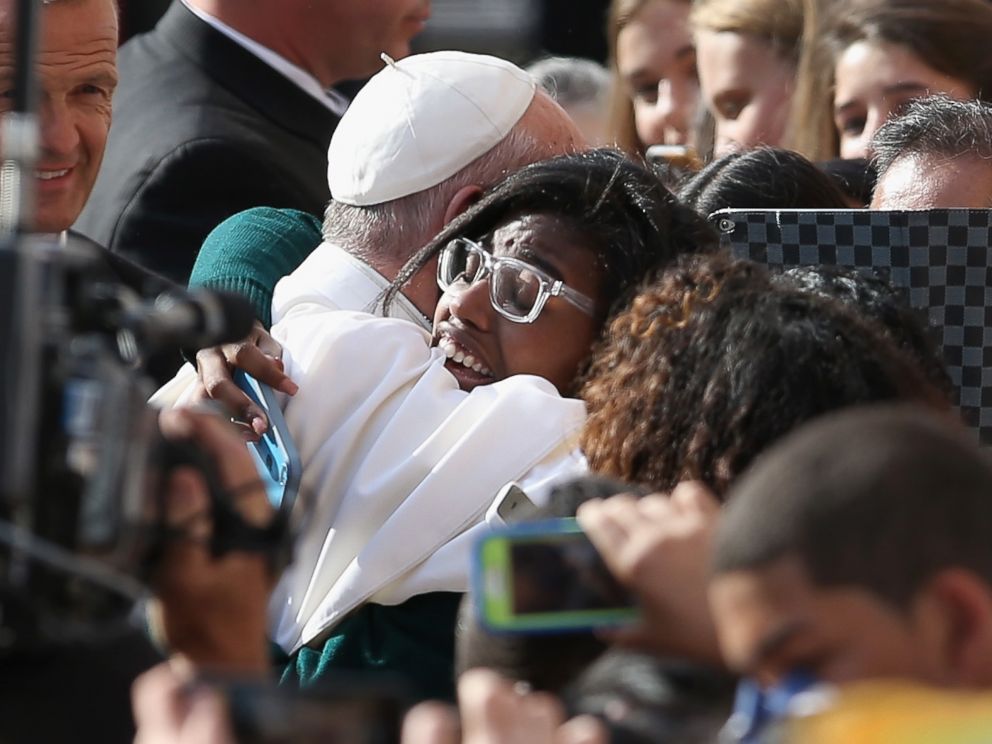 PHOTO: Pope Francis greets school children upon his arrival to the Lady Queen of Angels school on Sept. 25, 2015 in the Harlem neighborhood of New York.