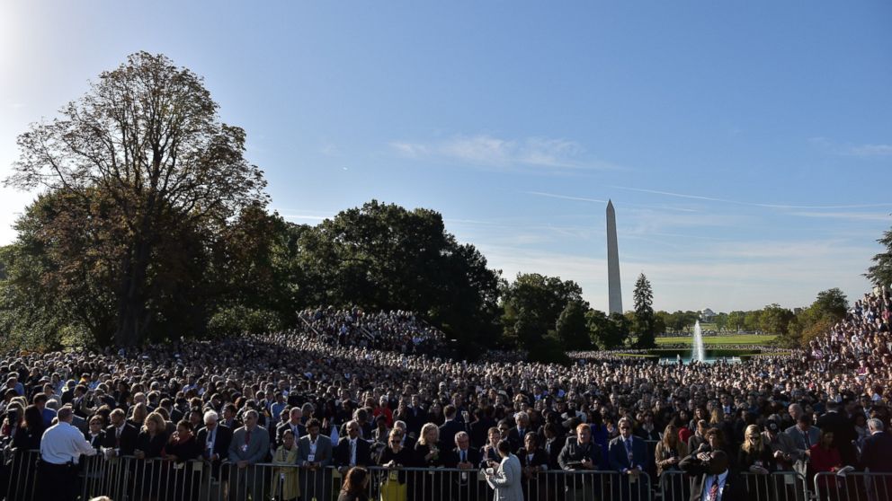 PHOTO: People wait for the arrival of Pope Francis at the White House on Sept. 23, 2015 in Washington, DC.