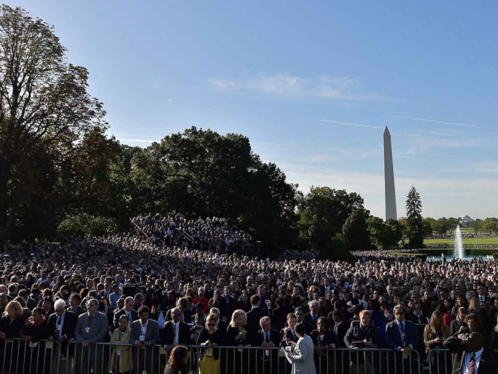 PHOTO: People wait for the arrival of Pope Francis at the White House on Sept. 23, 2015 in Washington, DC.