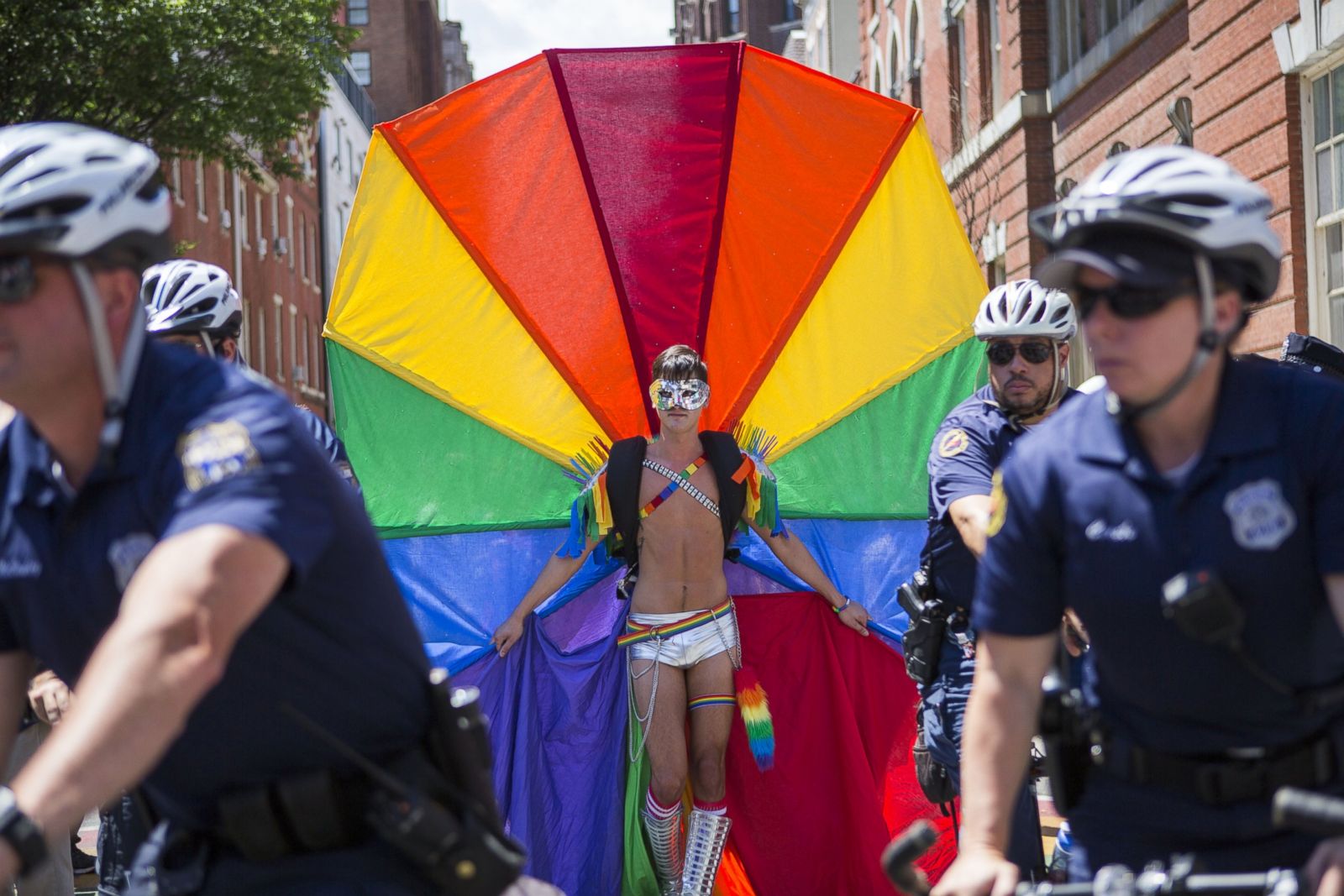 chicago gay pride parade 2016 date