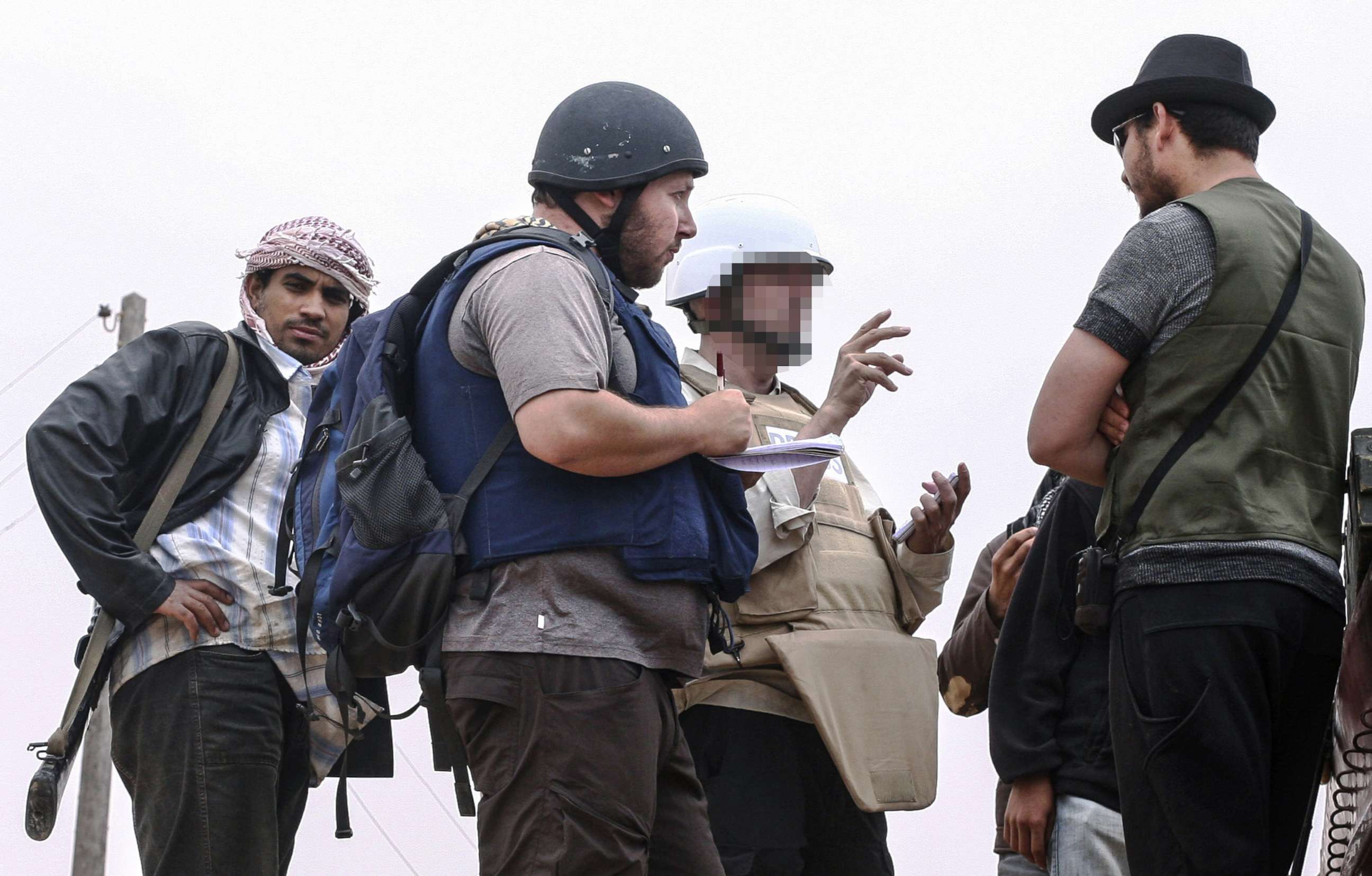 PHOTO: American journalist Steven Sotloff (center with black helmet) talks to Libyan rebels on the Al Dafniya front line in Misrata, Libya, June 2, 2011.  
