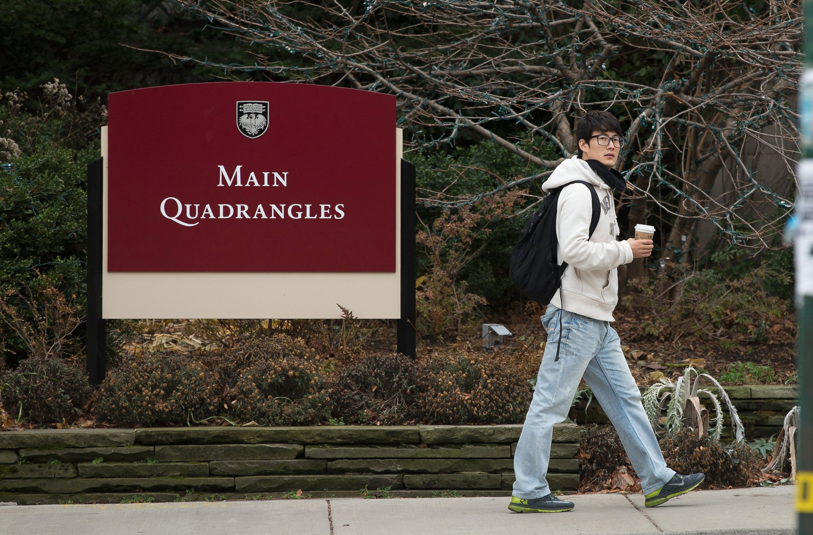 PHOTO: Pedestrians walk past an entrance to the main quad on the Hyde Park Campus of the University of Chicago on Nov. 30, 2015 in Chicago.