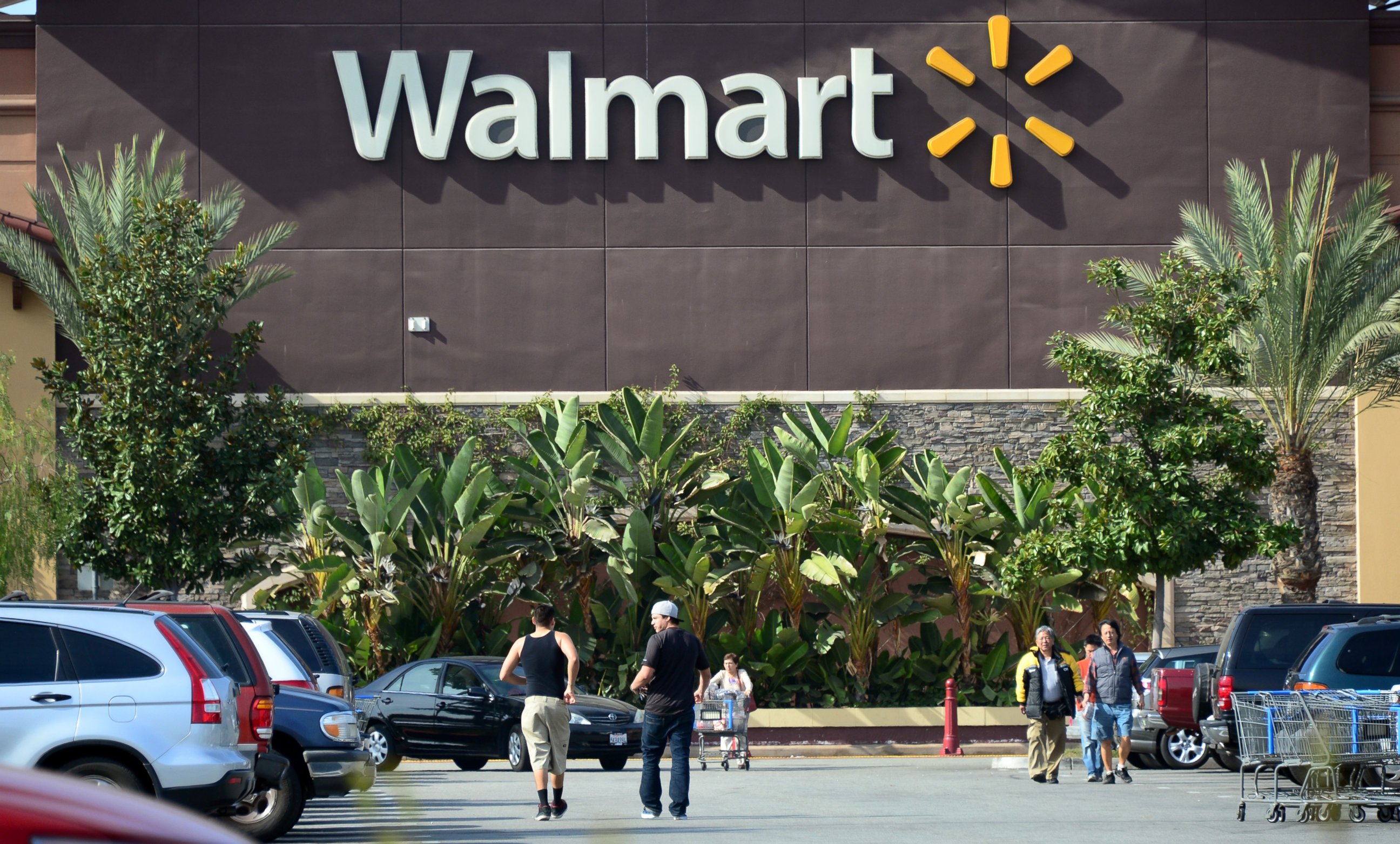 PHOTO: Shoppers are seen outside a Walmart store in Rosemead, Calif. on January 29, 2014.