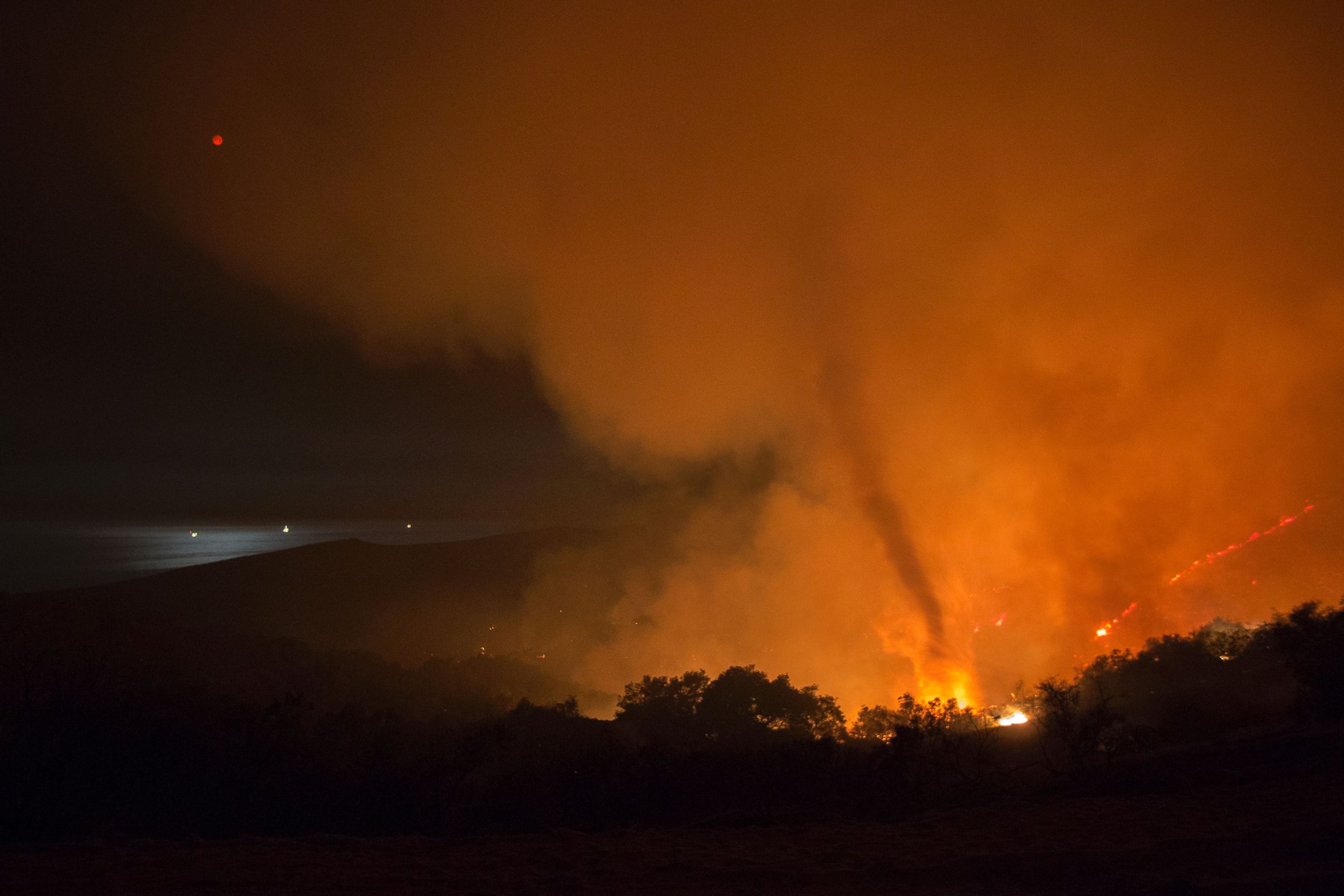 Торнадо и огонь. Огненный смерч firenado. Сквозь Огненные вихри.