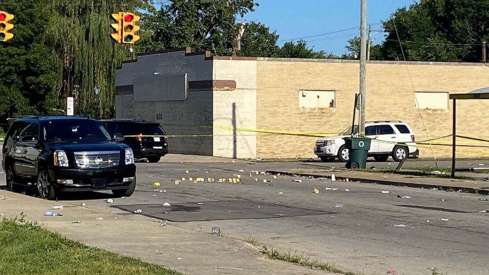 PHOTO: Muncie police remained at the scene of an early morning shooting, leaving one man dead and several other victims wounded, at Willard and Hackley streets.ne man dead and several other victims wounded, at Willard and Hackley streets.