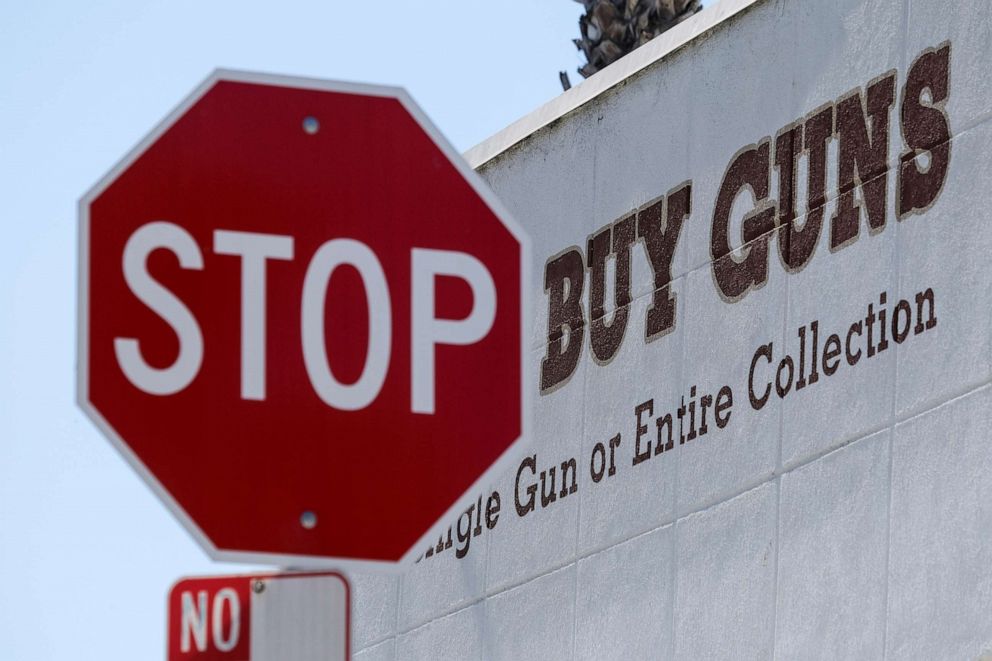 PHOTO : Un panneau d'arrêt est visible près d'un magasin d'armes à Culver City, en Californie, le 23 mars 2021.