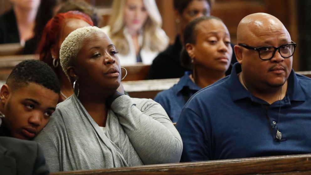 PHOTO: Cleopatra Cowley and Nathaniel Pendleton Sr., parents of Hadiya Pendleton, sit with their son, Nathaniel Pendleton Jr., during the trial for the fatal shooting of Hadiya Pendleton in Chicago, Aug. 22, 2018.