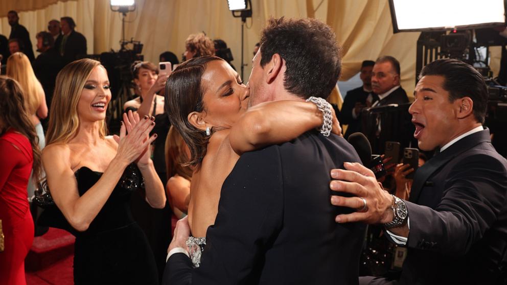 PHOTO: Halle Berry and Adrien Brody kiss on the red carpet at the 97th Annual Academy Awards in Los Angeles, March 2, 2025.