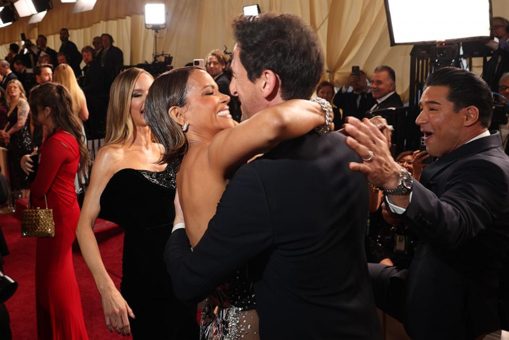 PHOTO: Halle Berry and Adrien Brody kiss on the red carpet at the 97th Annual Academy Awards in Los Angeles, March 2, 2025.