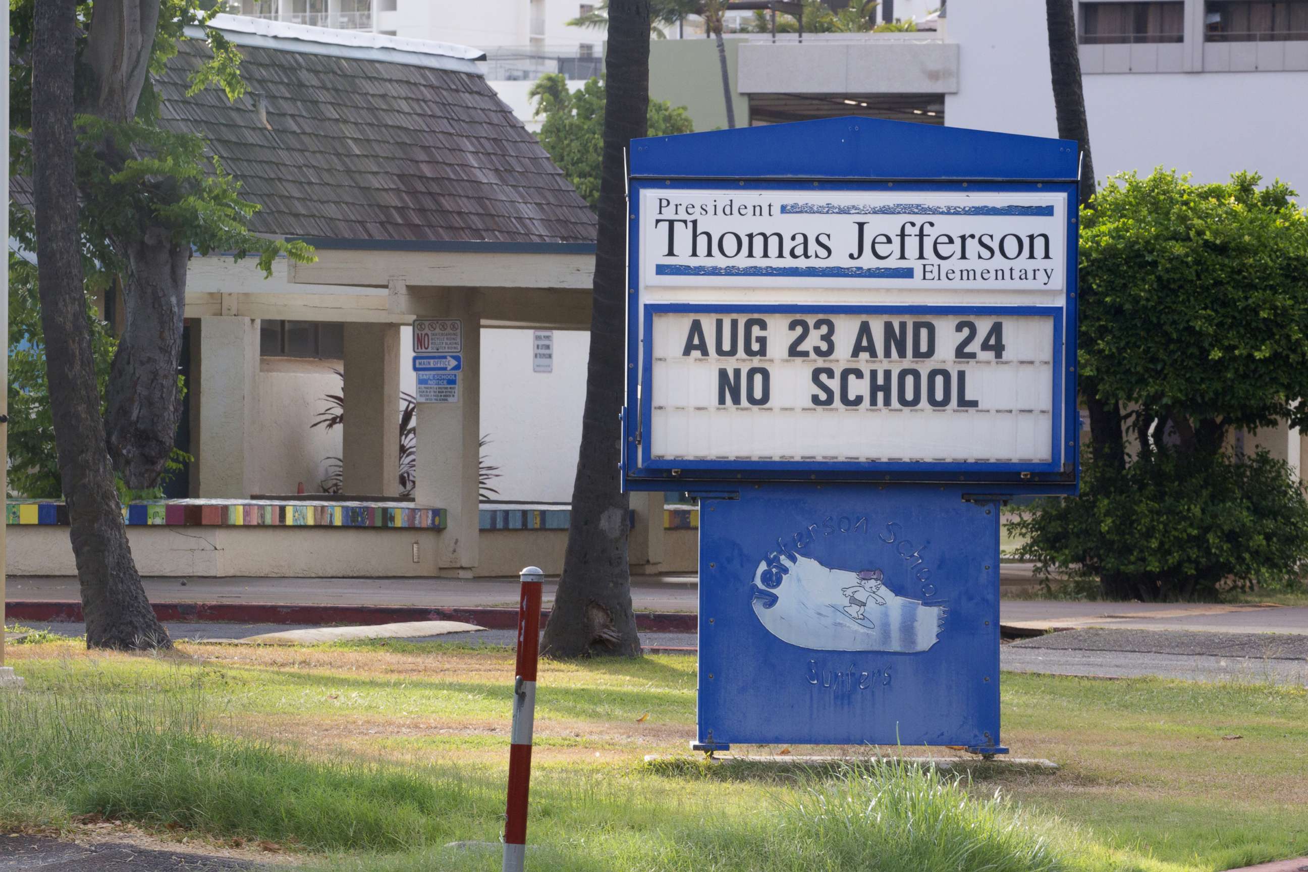 PHOTO: Thomas Jefferson Elementary School displays a sign reflecting Honolulu Mayor Kirk Caldwell's closure of all public schools on Aug. 23 and Aug. 24th due to the threat of Hurricane Lane on Aug. 22, 2018 in Honolulu.
