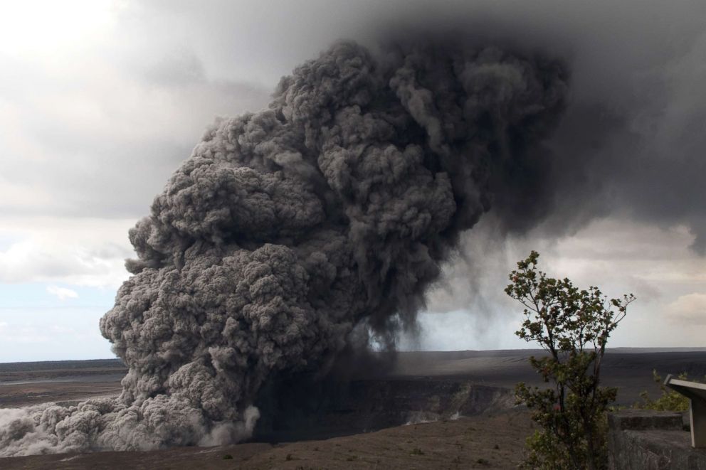 new-eruption-at-hawaii-kilauea-volcano-prompts-evacuation-produces