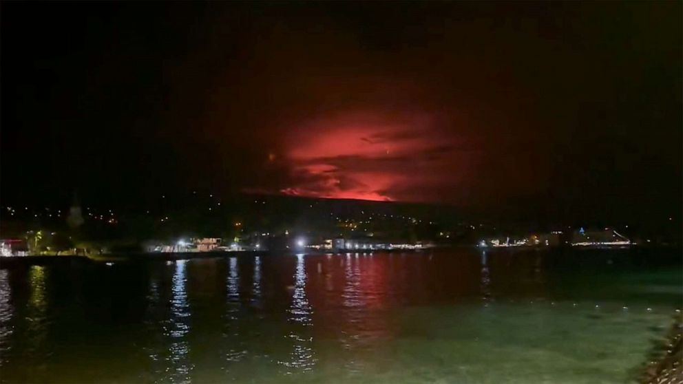 FOTO: Esta captura de video publicada el 28 de noviembre de 2022, cortesía de Matthew Liano, muestra la erupción del Mauna Loa en Hawái por primera vez en casi 40 años.