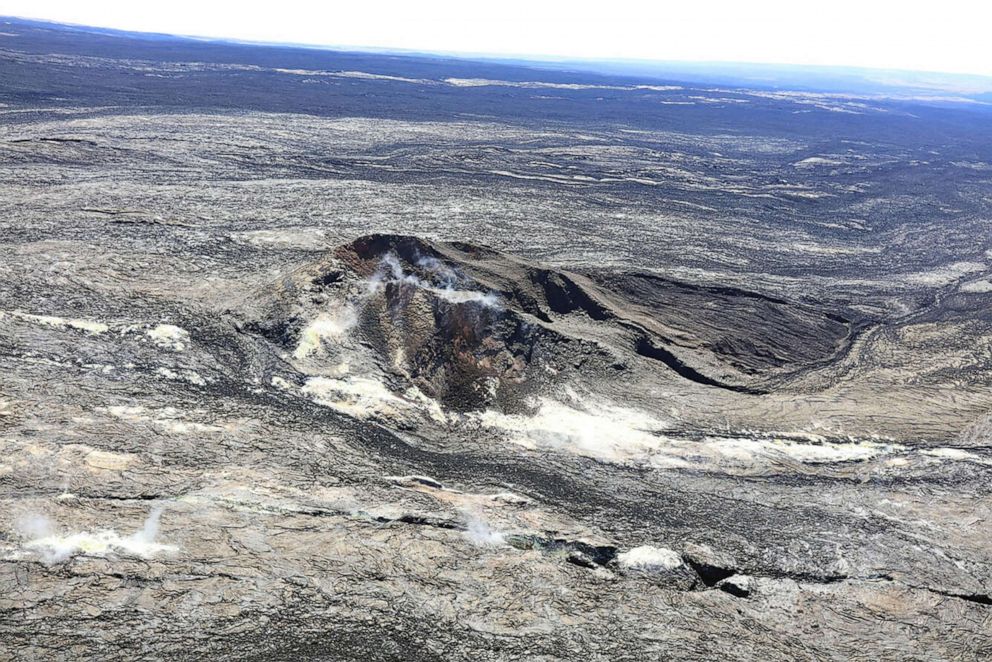 FOTO: El vapor se eleva desde Sulphur Cone en la zona de grieta suroeste de la región de la cumbre de Mauna Loa en Hawái, EE. UU., durante un sobrevuelo de geólogos del Volcano Observatory Hawaiians, el 28 de octubre de 2022.