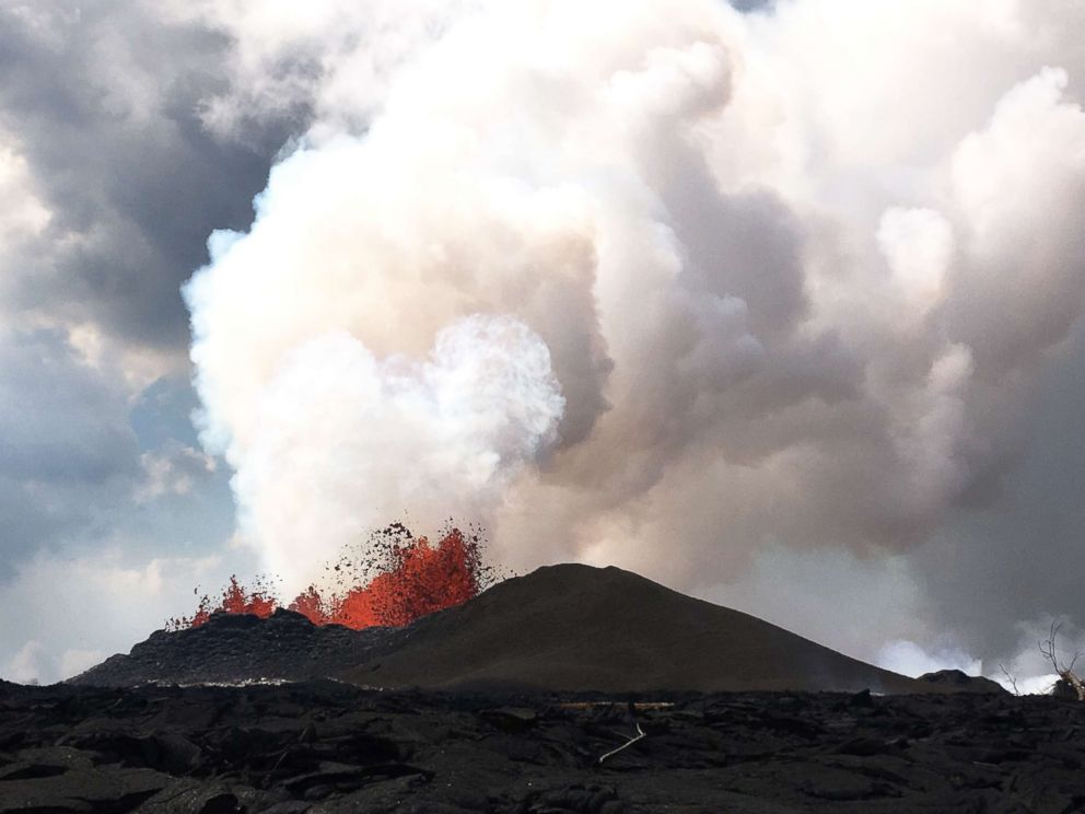 Hawaiian volcano Kilauea spews lava high into air in majestic fountain  display