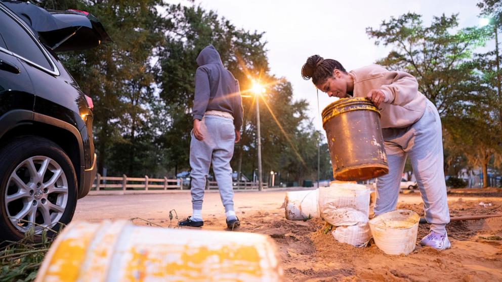 PHOTO: People bag sand in preparation for possible flooding on Sept. 25, 2024 in Tallahassee, Fla