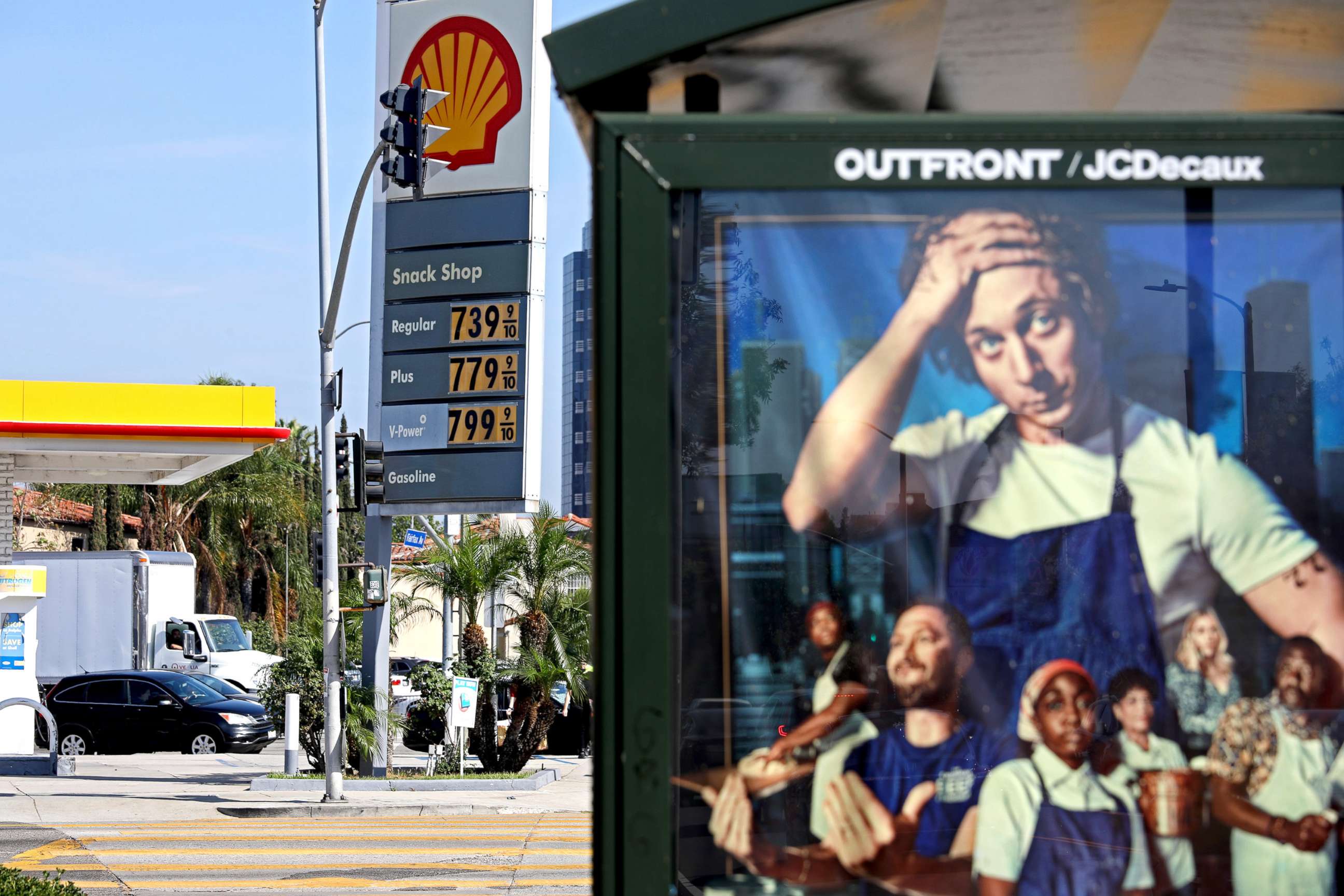 PHOTO: Gas prices continue to rise at gas stations in Los Angeles, Sept. 29, 2022.